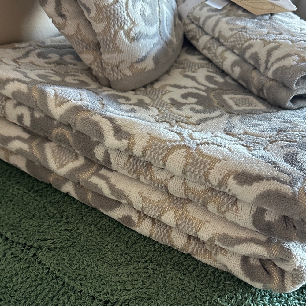 Common Thread Bath & Hand Tip Towels Gray Beige Medallion NEW! - Picture 6 of 11